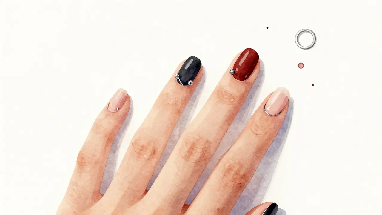Několik nehtů s různými kroužky v černé, červené a stříbrné barvě na bílém podkladu.
