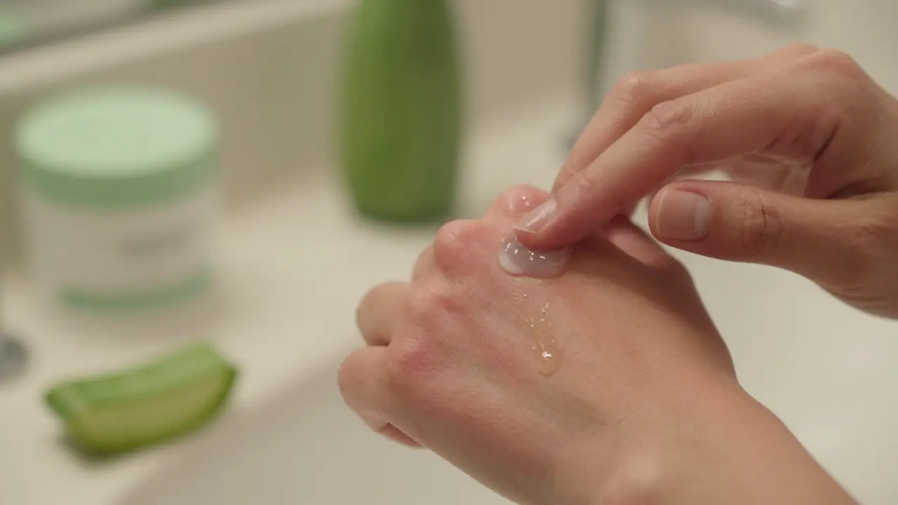 Použití aloe verového krému po holení pro uklidnění kůže.