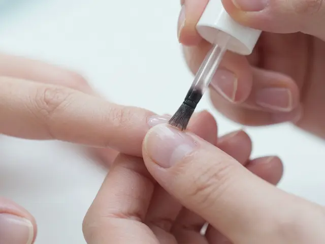 Jaké nehty vydrží nejdéle? Porovnání gelů, akrylátu a polygelu