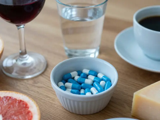 Co nejíst při užívání antibiotik? Kompletní seznam potravin a tipy na laktobacily